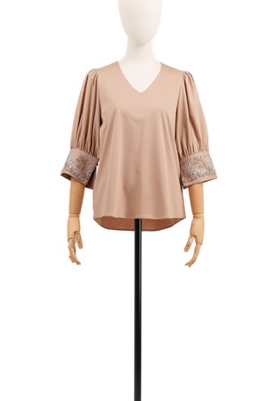 EMB.CUFF V NECK T SHIRT / BGE