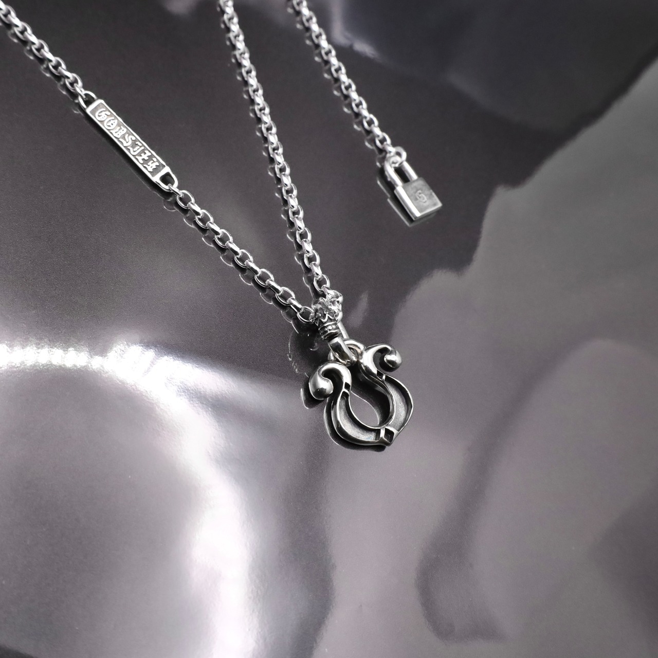 RHYTHMIC HORSESHOE NECKLACE / リズミックホースシューネックレス