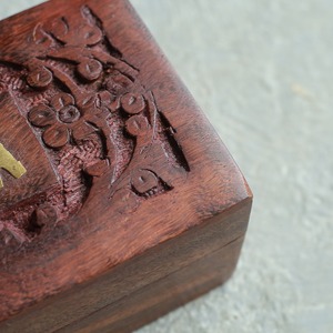 ゴールドのゾウが見守る木箱 1