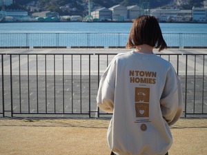 “2022 COLLABORATION SWEATSHIRT” colour Sandbeige×Caramel
