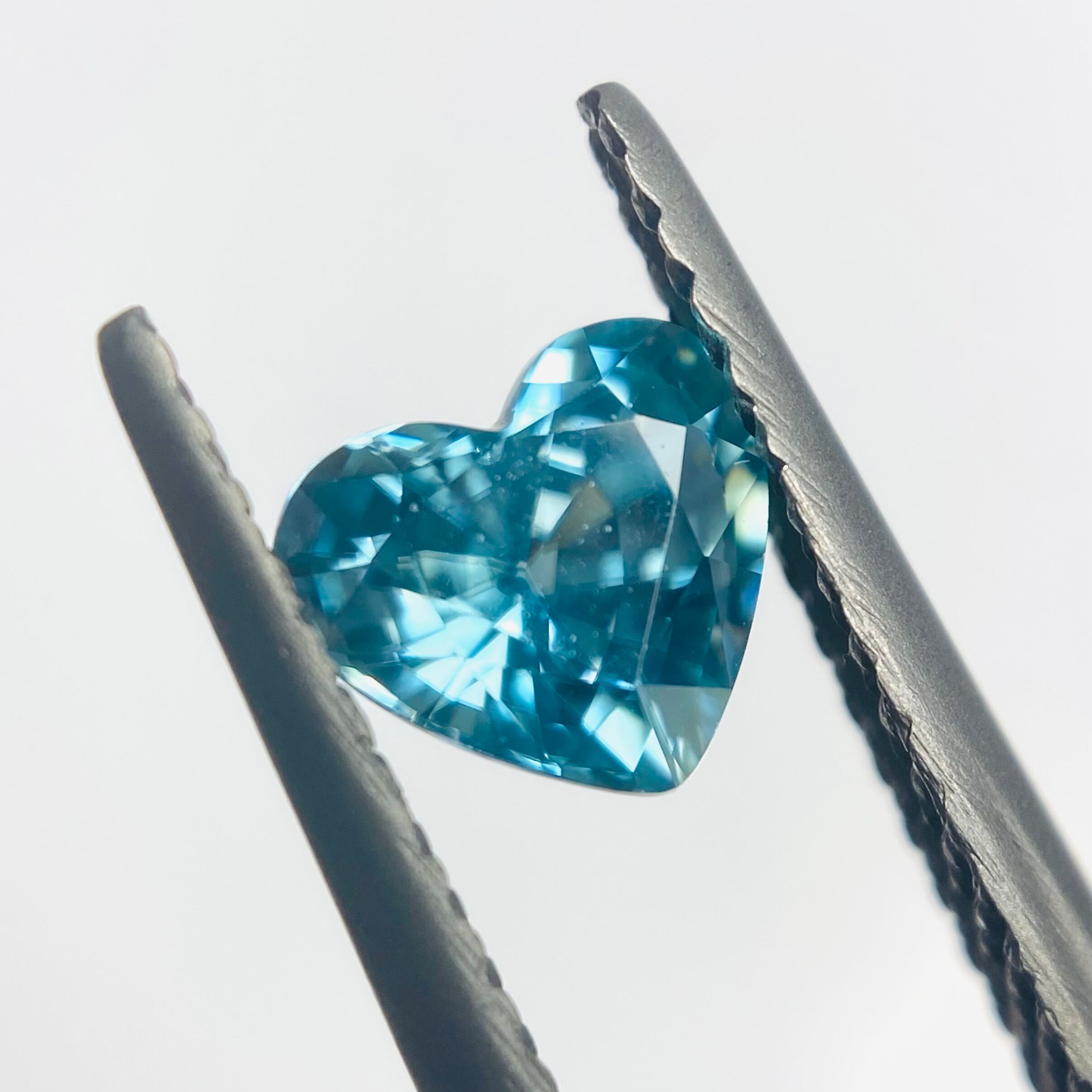 キラキラ海面のようなハートジルコン