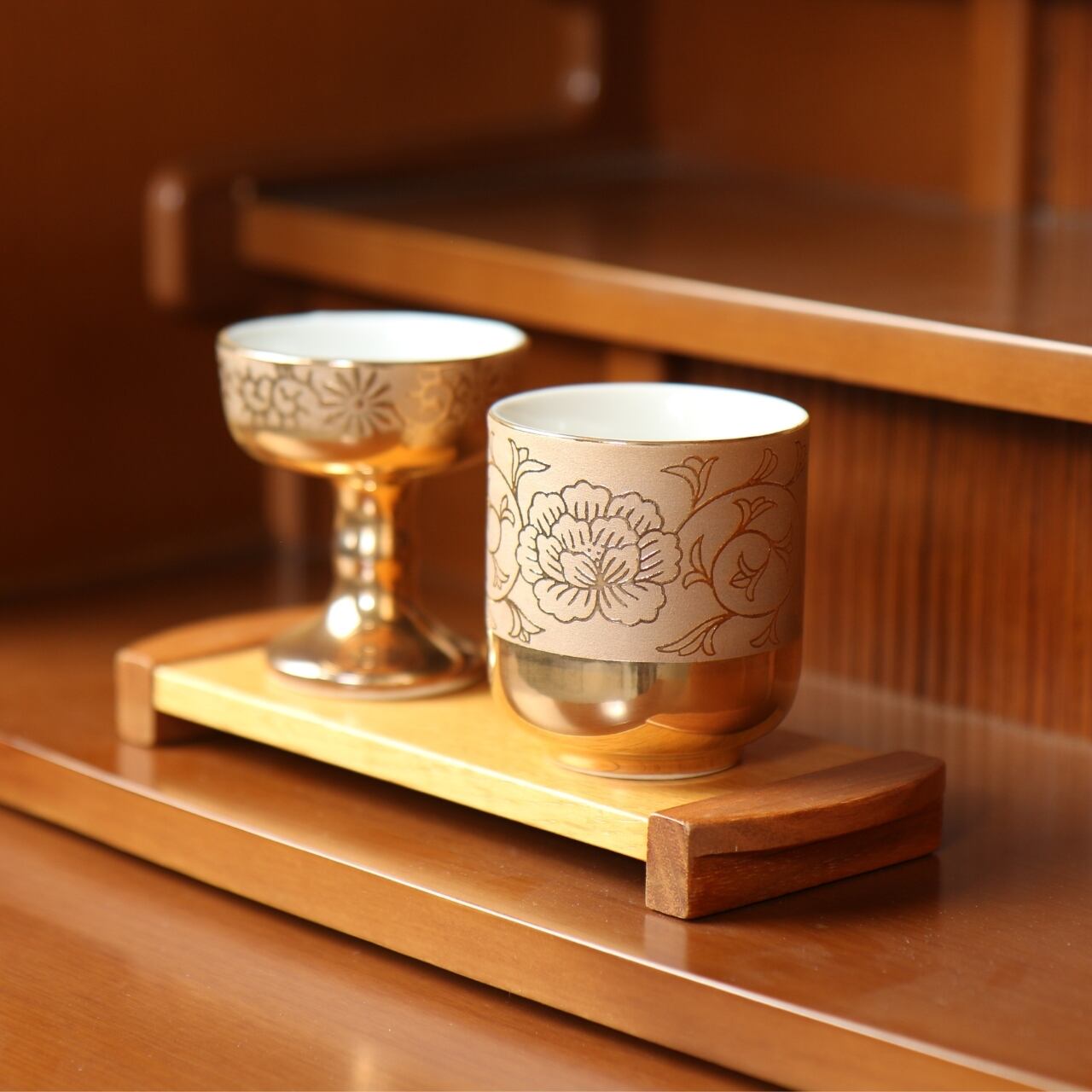 日本製】金唐草仏具 湯呑（1.6寸 茶湯器）美濃焼 山源謹製 700-018