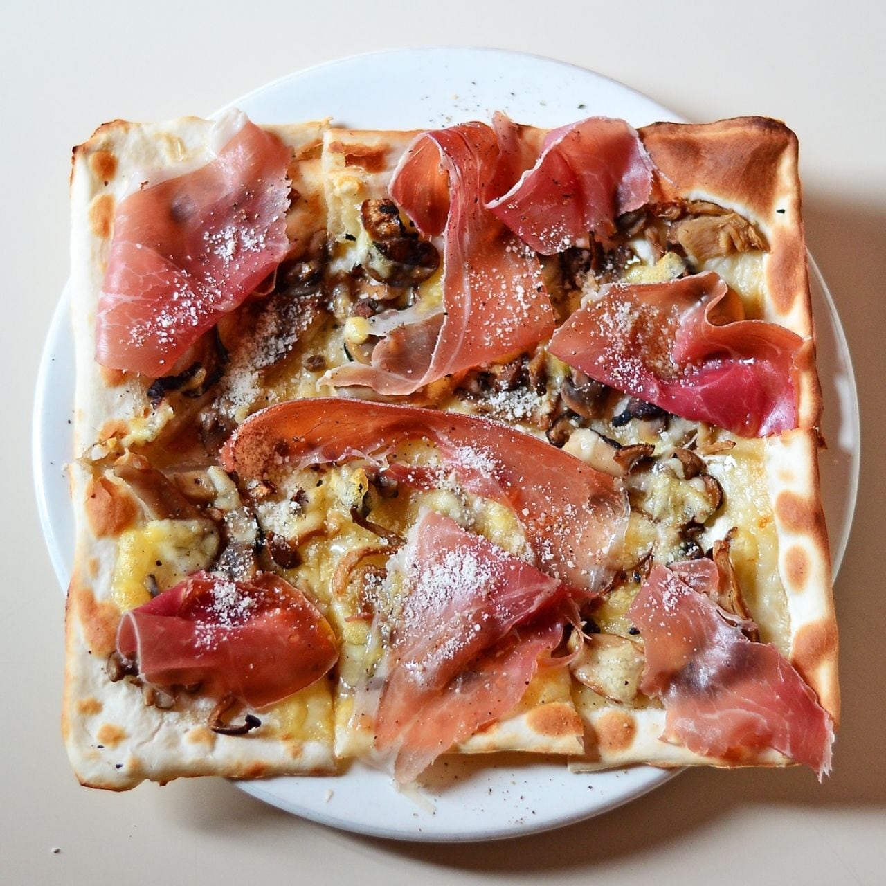 フランス産5種キノコとパルマ産生ハムのピザ　sinamo