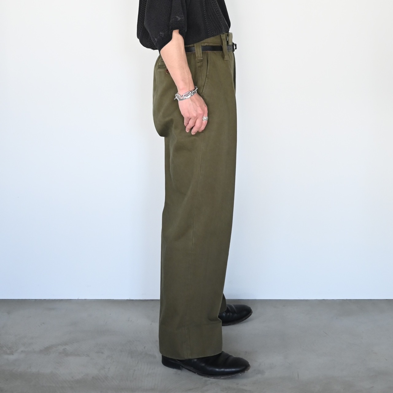 INTERIM (インテリム)一枚生地仕立てのダブルジャケットとカジュアルパンツでコーディネート2