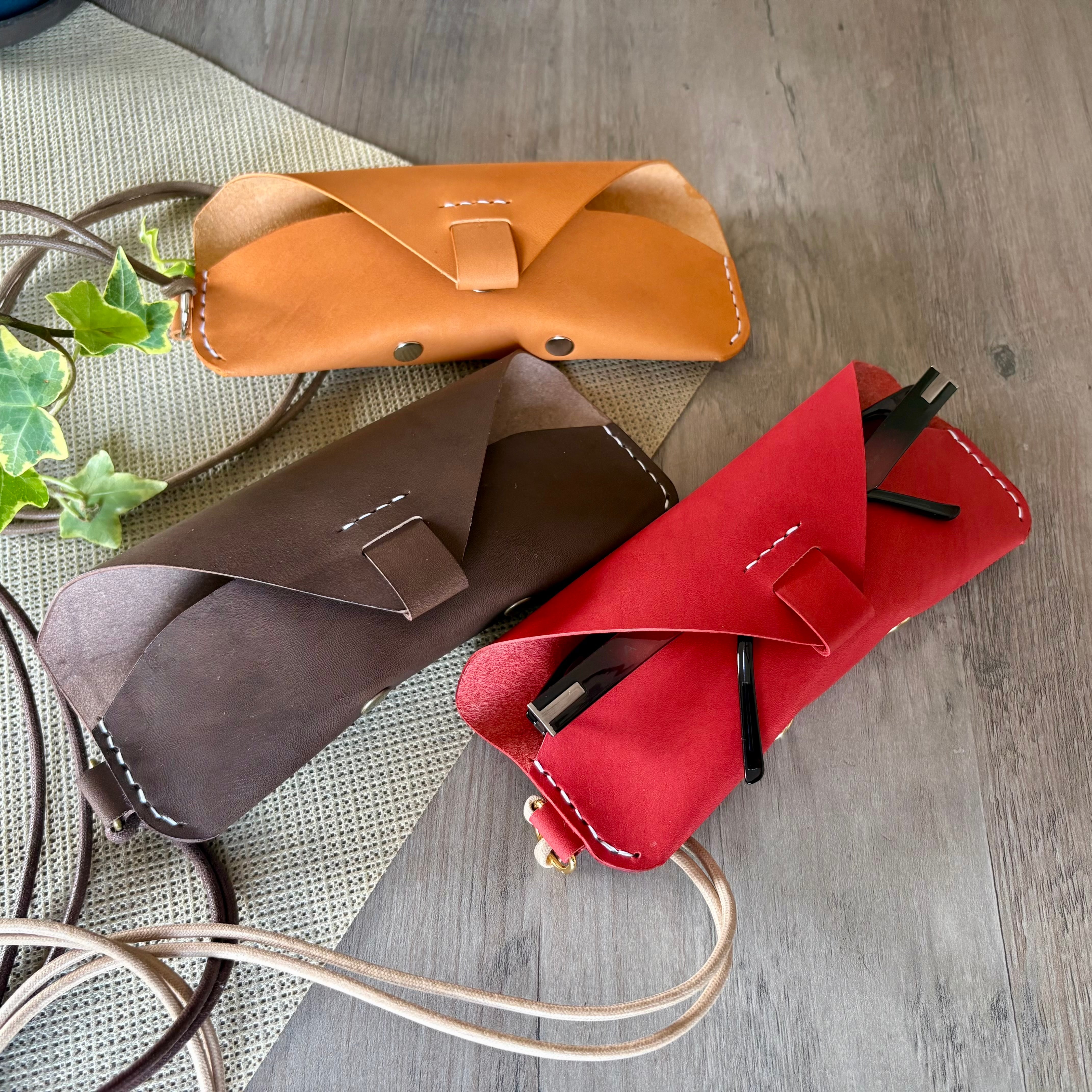 国産レザー ネックストラップ付き眼鏡ケース 首やカバンに掛けられる