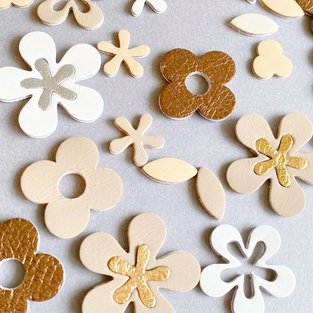 【レザーシール】色々な形が可愛いお花の本革シール12枚入（ブラウンベージュカラー） - 2