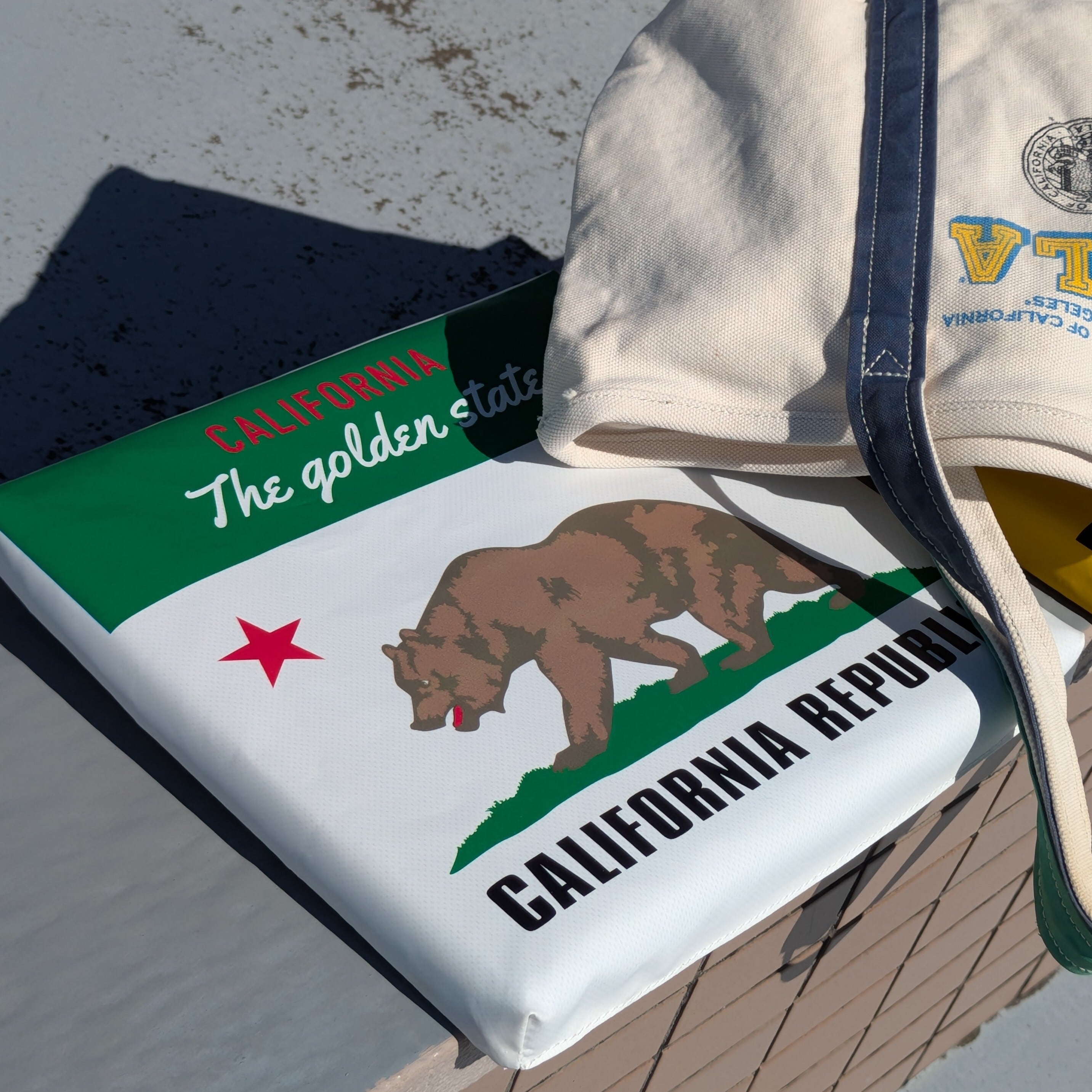 【 STADIUM CUSHION / スタジアム クッション 】 The State of California  / カリフォルニア州旗 / Pennzoil / ペンズオイル〚アメリカン雑貨 アメトイ〛