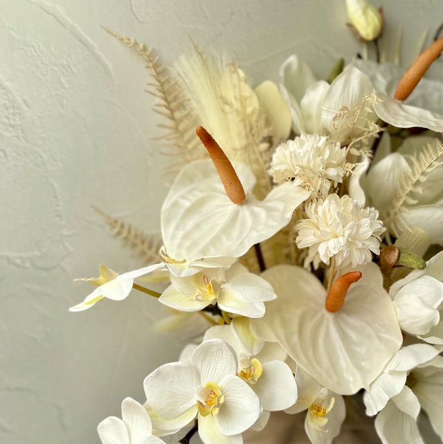 アンスリウムとマグノリアのオールホワイトクラッチブーケ（ブーケと  