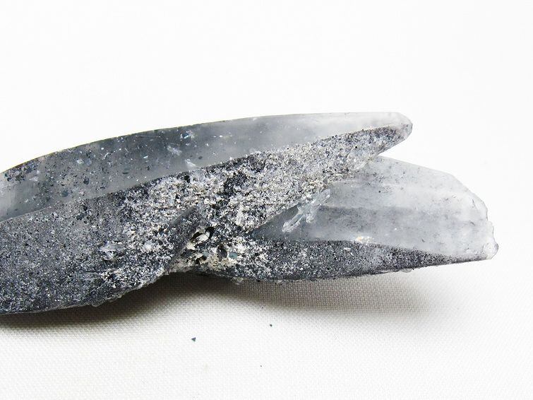 レーザークリスタル 水晶 クラスター 水晶 原石 スティブナイト 輝安鉱入り 一点物 [送料無料] 172-3397 br\u003e限定 一点物水晶 クラスター すいしょう クリスタル Crystal