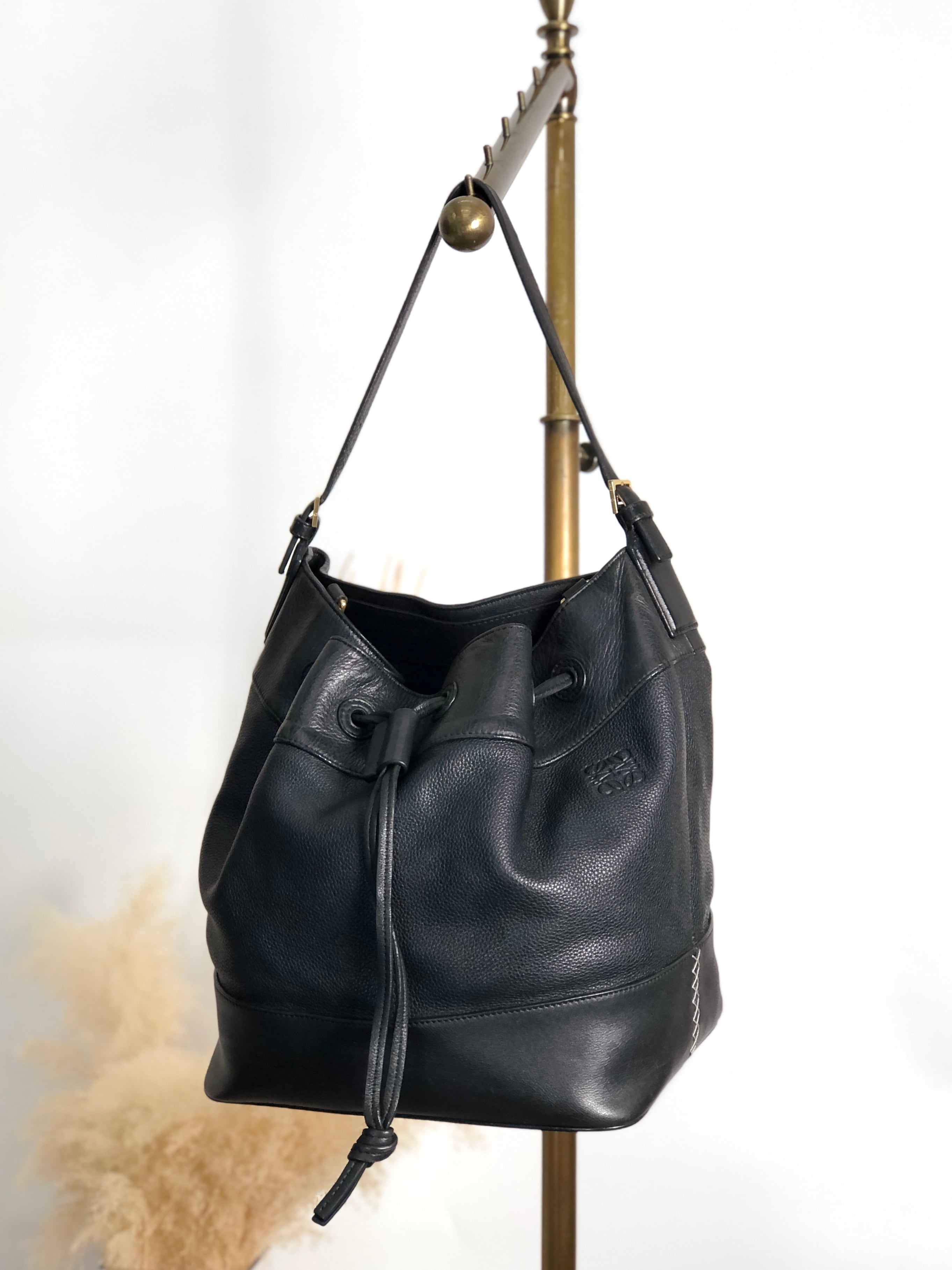 LOEWE ロエベ ショルダーバッグ ブラック アナグラム レザー 巾着 vintage ヴィンテージ オールド kwnn6u