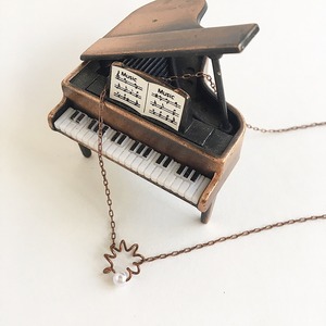 アンティークなピアノ弦の一粒パールふるふるプチネックレス P-012 Piano spring necklace with pearl