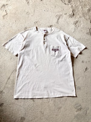 00s HARLEY DAVIDSON/Henry neck Tee/USA製/2001年/XL/ヘンリ－ネックTシャツ/ポケT/ロゴプリントTシャツ/ホワイト/ハ－レ－ダビッドソン