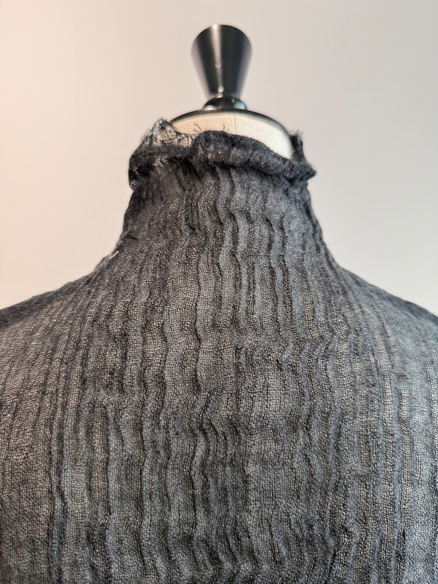 ERiKOKATORi/EK11-1-4 wool linen gauze highneck top Black
