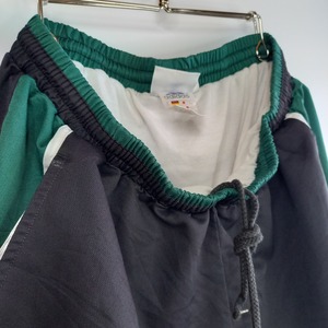 00s　アディダス　ショートパンツ　ナイロンショーツ　刺繍ロゴ　万国旗タグ　黒