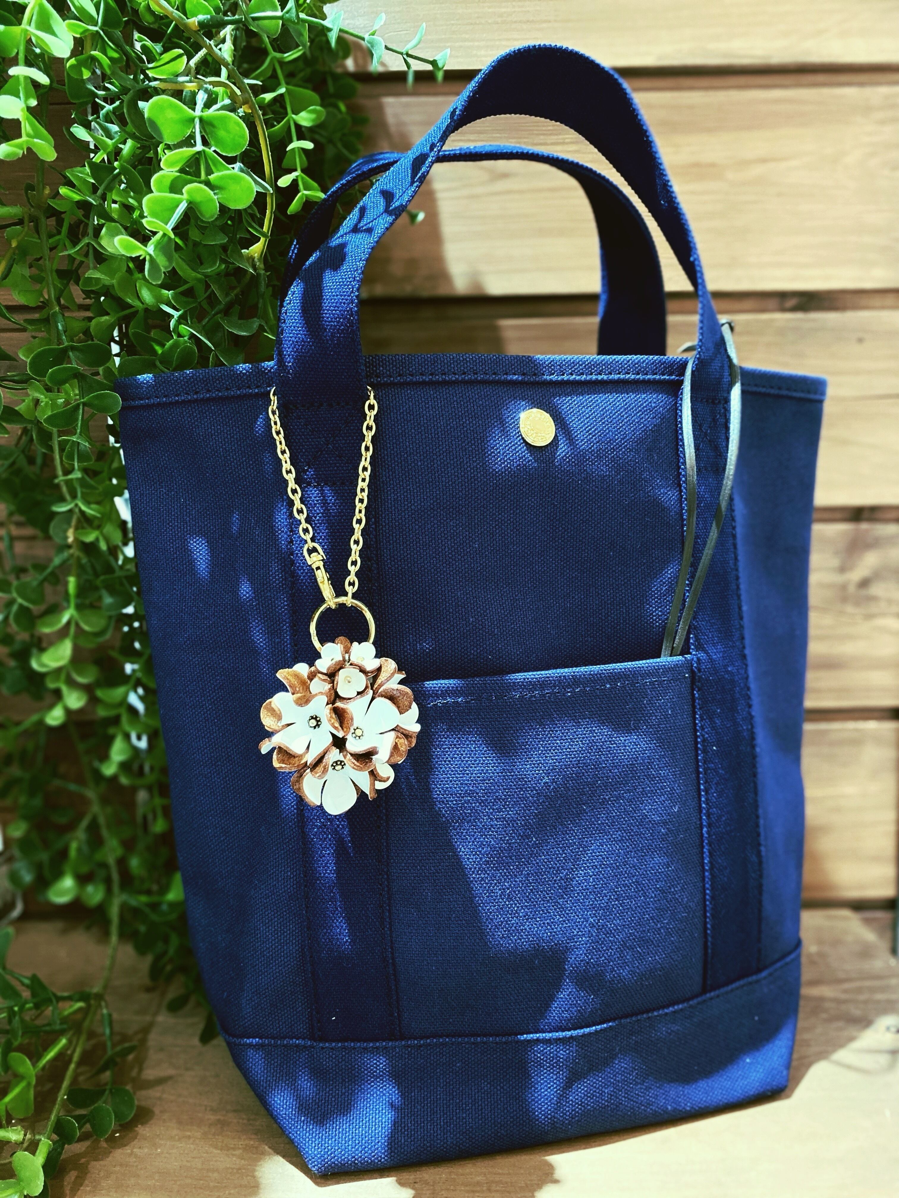 レザーフラワータッセル バッグチャーム(ホワイト) | Allamanda