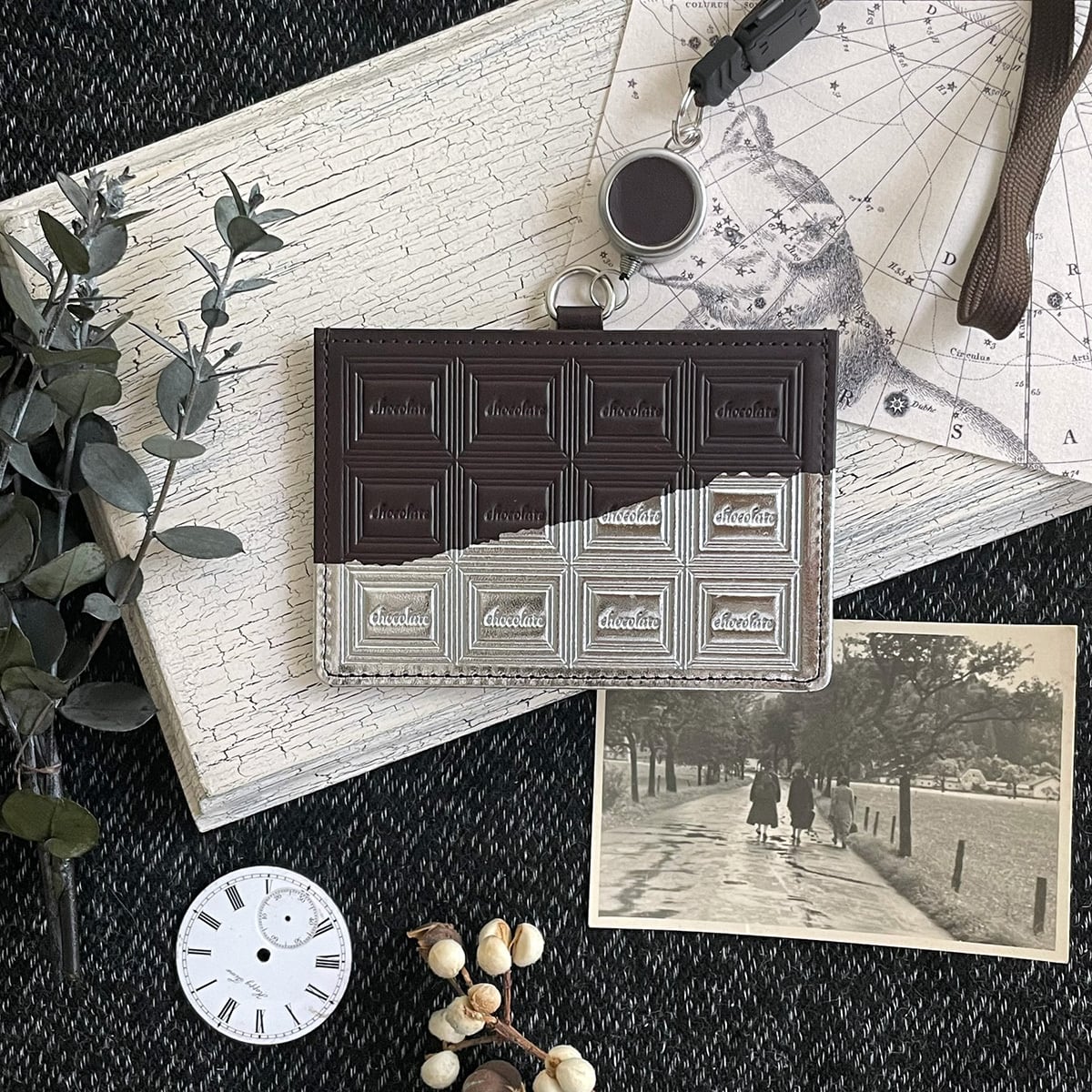 革のビターチョコ IDホルダー（銀の包み紙） | キッサ・ティールームス