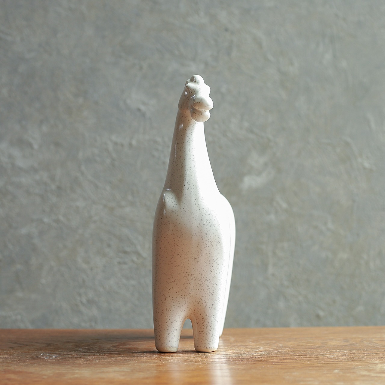 凛々しい表情の、白くて滑らかな馬