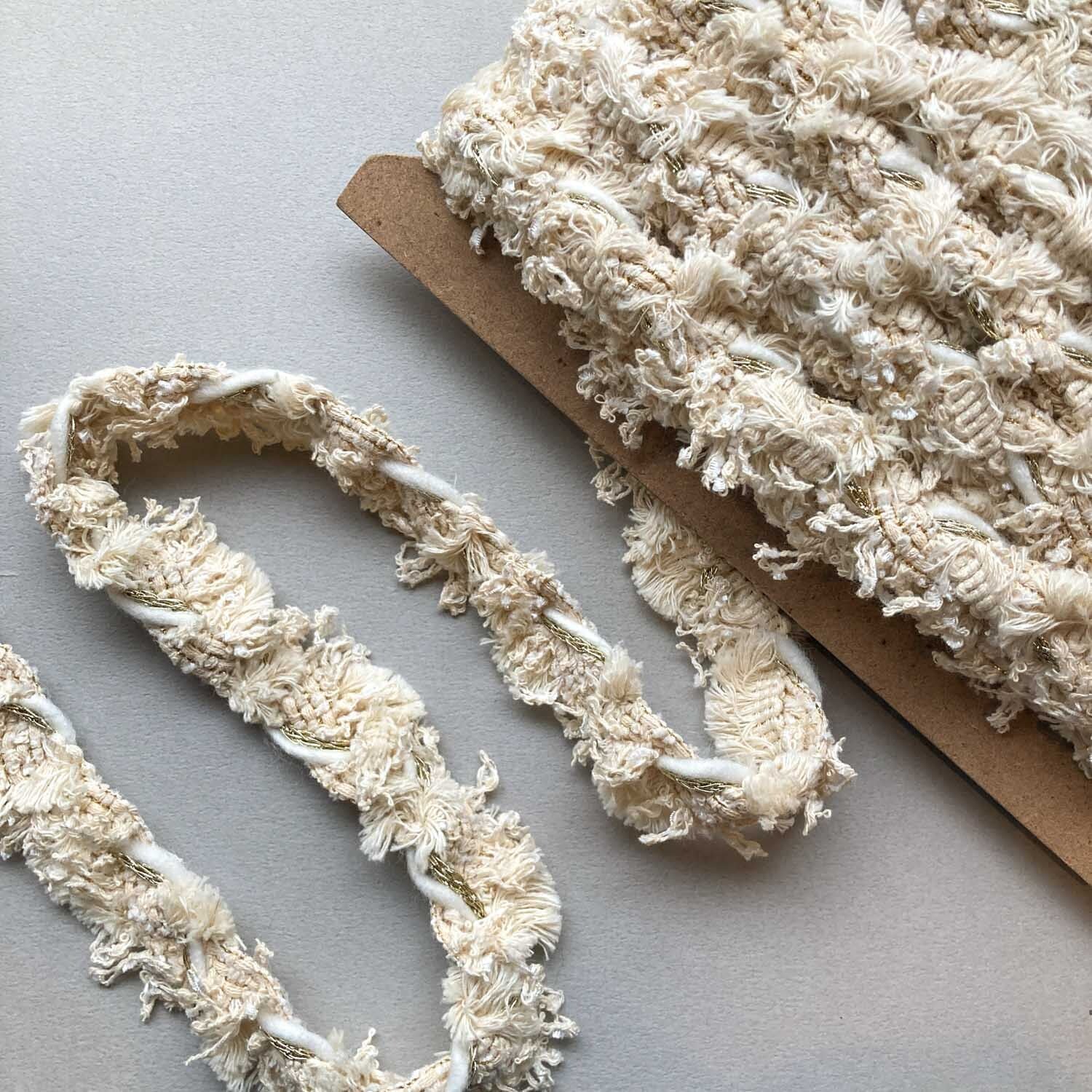 フリンジとゴールド×白ねじりコードリボン(50cm〜)