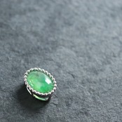 横からのアングルも立体的で素敵！ K18WG 緑翠珠ペンダント トップ A貨翡翠 jd_pt1070