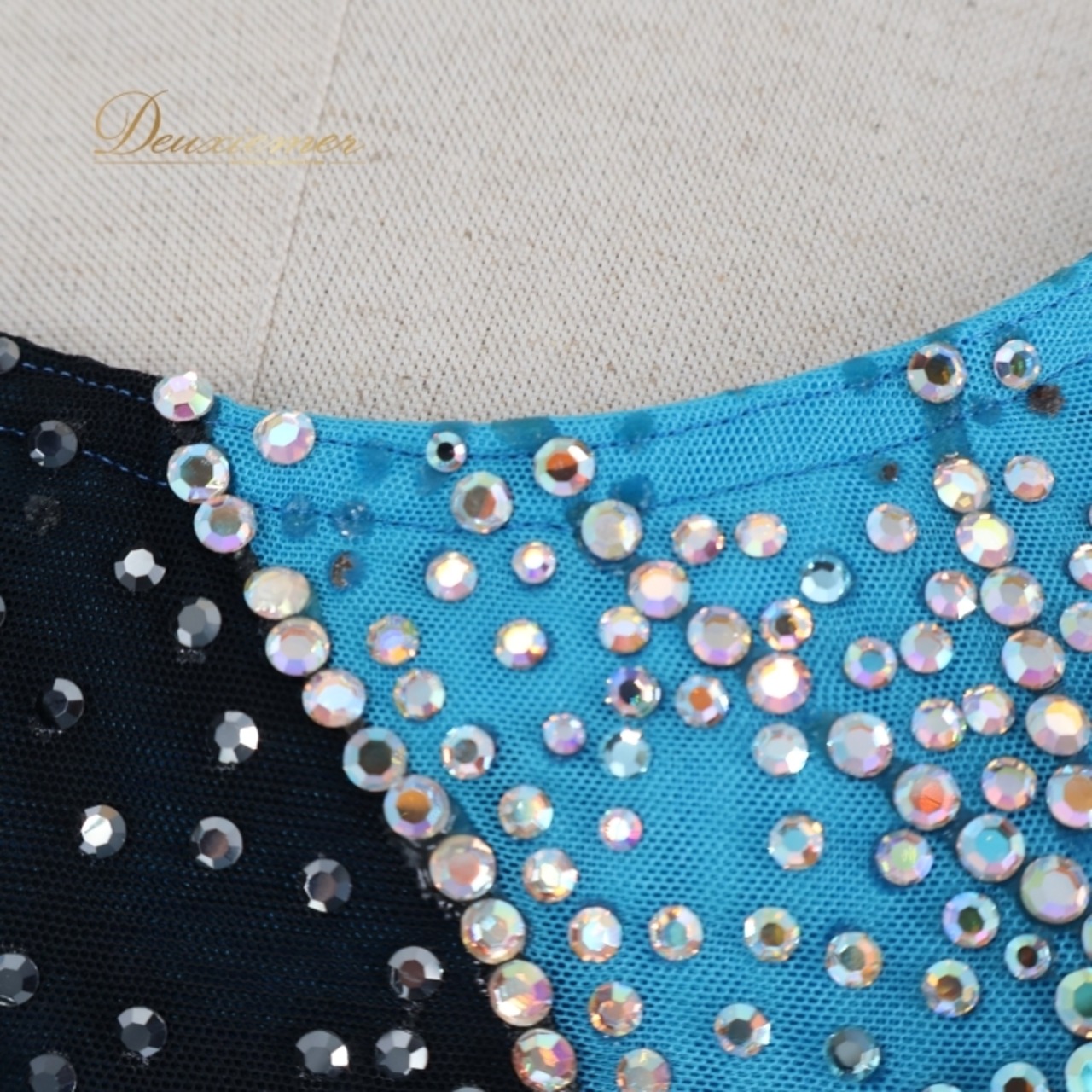 社交ダンス 衣装 スタンダードドレス ドレス ワンピース スタンダード 青 水色 黒 フロート デモ 競技 イングランド製 鮮やか 落ち感 綺麗 ブラック系 ブルー系 スタイリッシュ 輝き 華やか エレガント 長袖 フレアスカート モダン ステージ衣装 ショー用