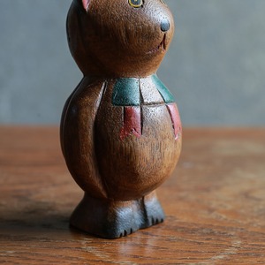 ピシッと立った、丸みのあるクマ