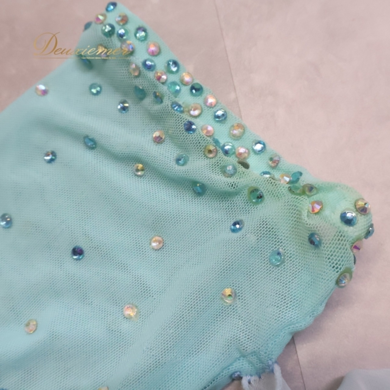 社交ダンス 衣装 スタンダード スタンダードドレス ドレス ワンピース フロート 水色 青 デモ 競技用 発表会 パーティ ブルー系 明るいデザイン 女性らしい スカート3枚重ね 胸パッド 競技用ドレス フリル 上品 パーティー用 おしゃれ フェスティバル ショー用 大人
