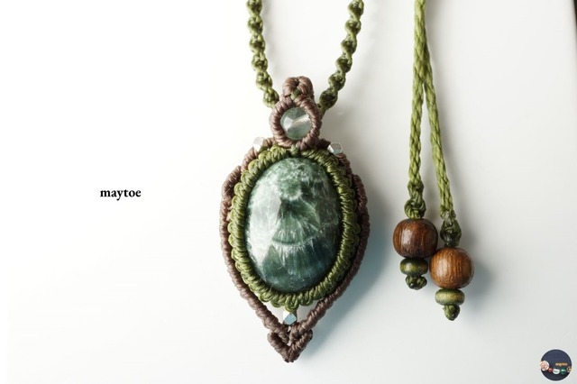 ＜心の成長の石＞セラフィナイトのマクラメネックレス - Antique green -