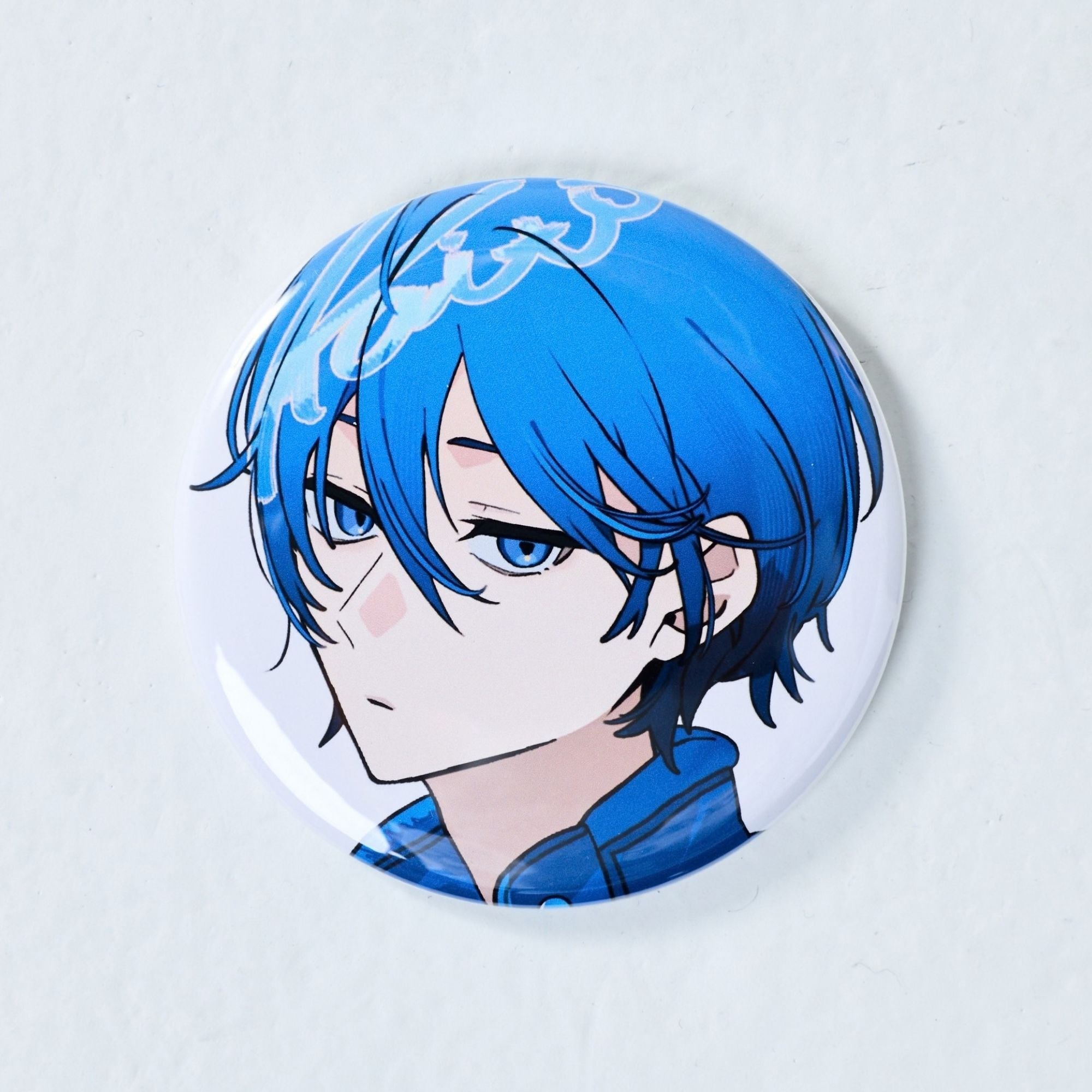 【11月上旬お届け予定】KAITO ボアジャケット イラスト缶バッチ Art by 八三