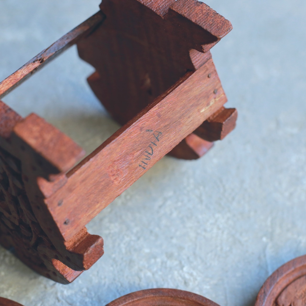 彫りが美しい、木製のコースター 6枚セット 1