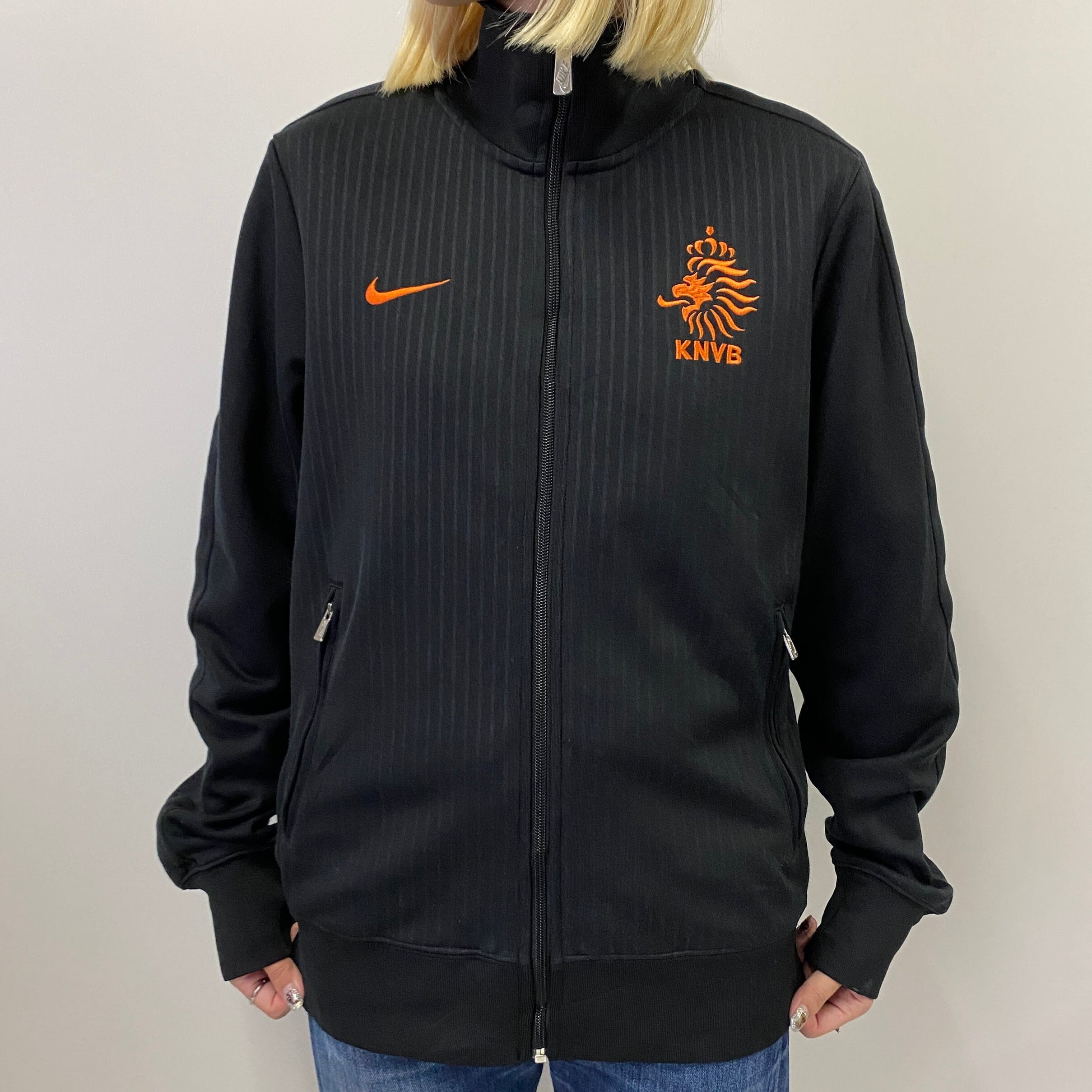 NIKE ナイキ KNVB オランダサッカー協会 ロゴ刺繍 ストライプ バックプリント トラックジャケット メンズS 古着 ジャージ ブラック 黒  【ジャージ・トラックジャケット】【HA10】 | cave 古着屋【公式】古着通販サイト