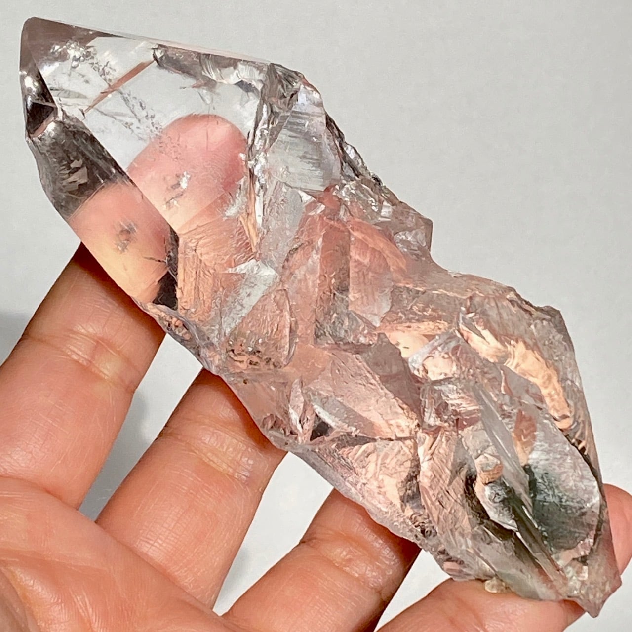 インドヒマラヤマニハール産クローライト・イン・クォーツのポイント