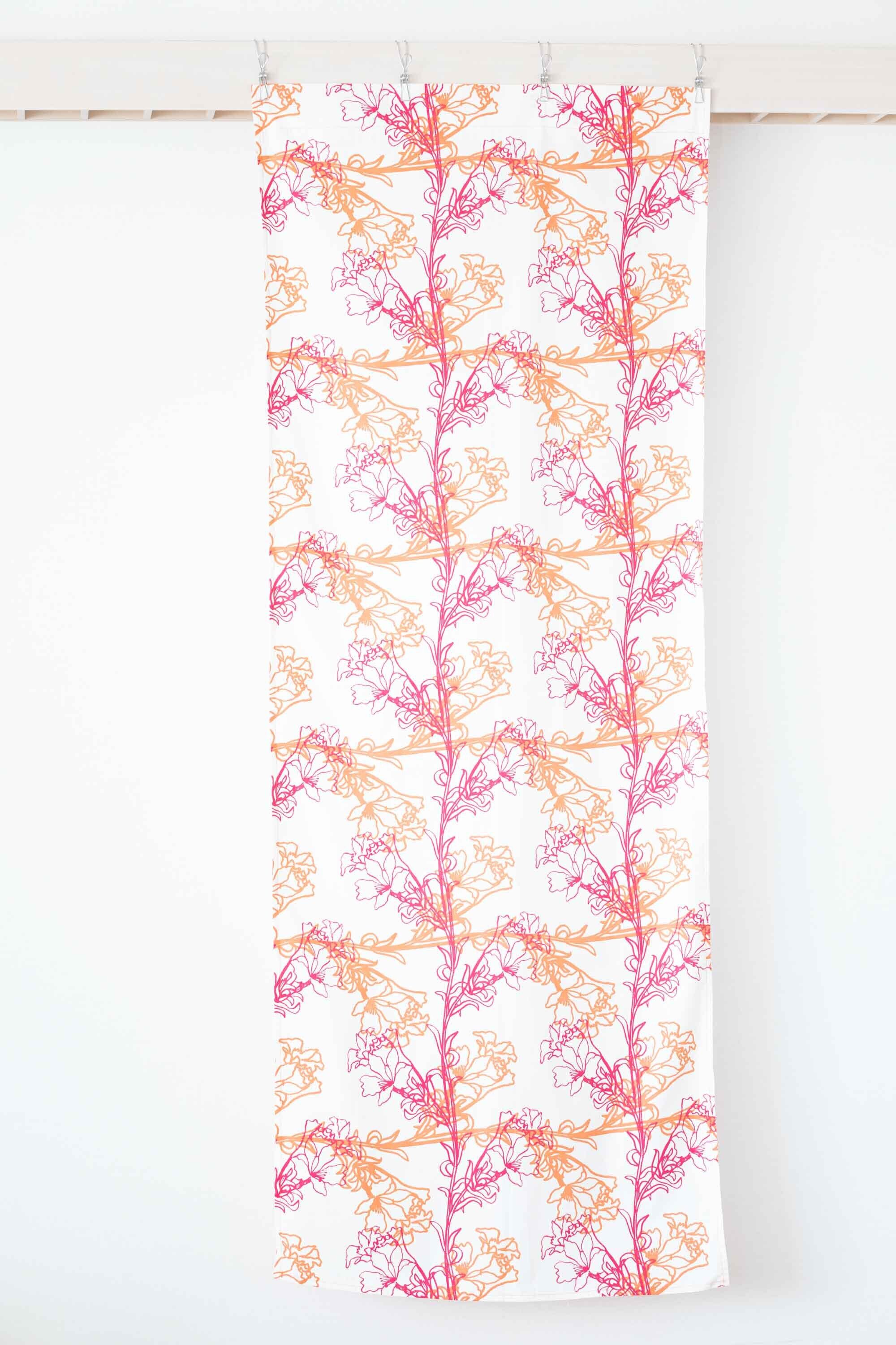 北欧仕入れ　薄手で目隠し用レースカーテンとしても。北欧らしい草花が赤とオレンジでデザインされています。１９０センチ×７５センチ