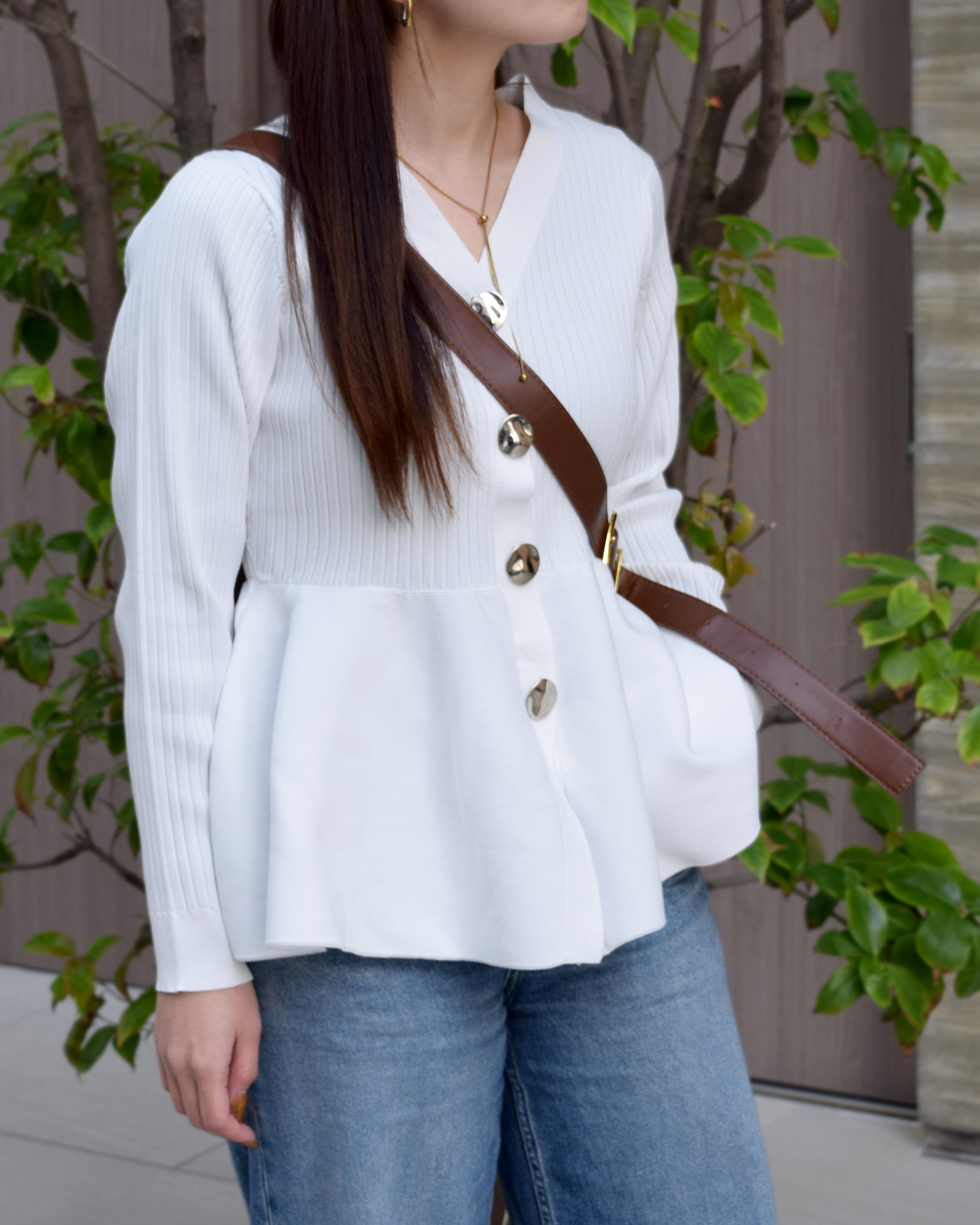 R791209 ニュアンス釦付きペプラムニットカーディガン | ROSIEE