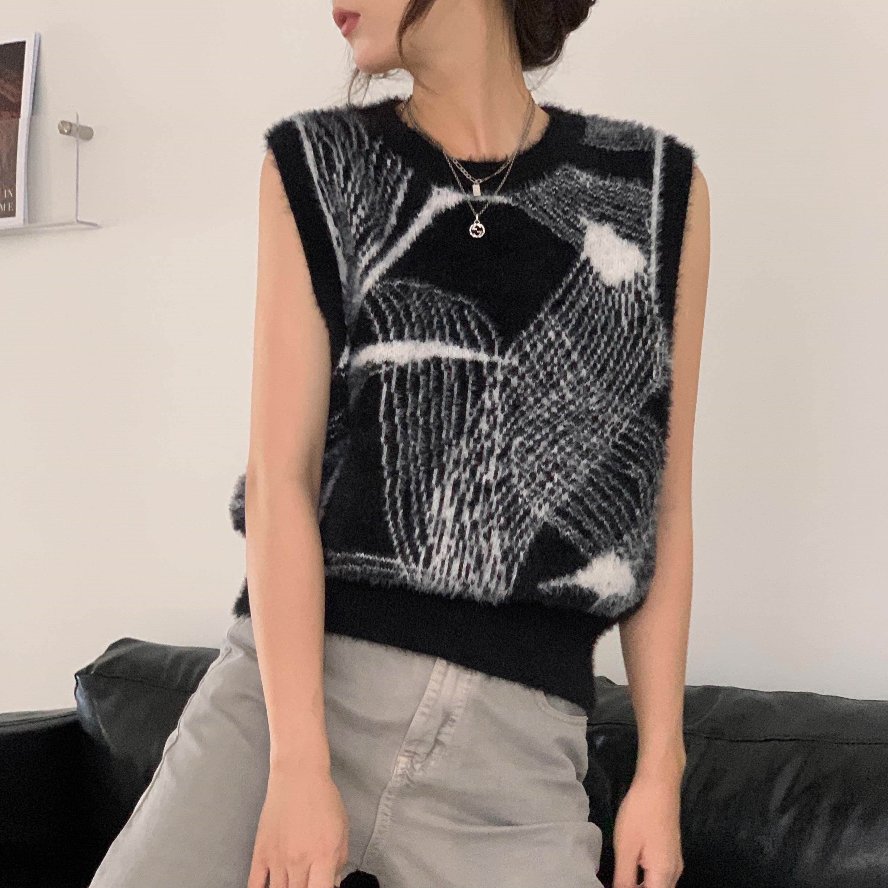韓国っぽ モノトーンコーデに ♪ モヘア ニットベスト ショート丈
