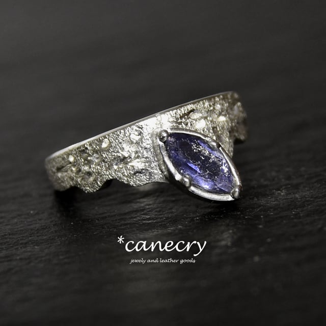 アイオライトサンストーンのリング | 天然石ジュエリーの Canecry
