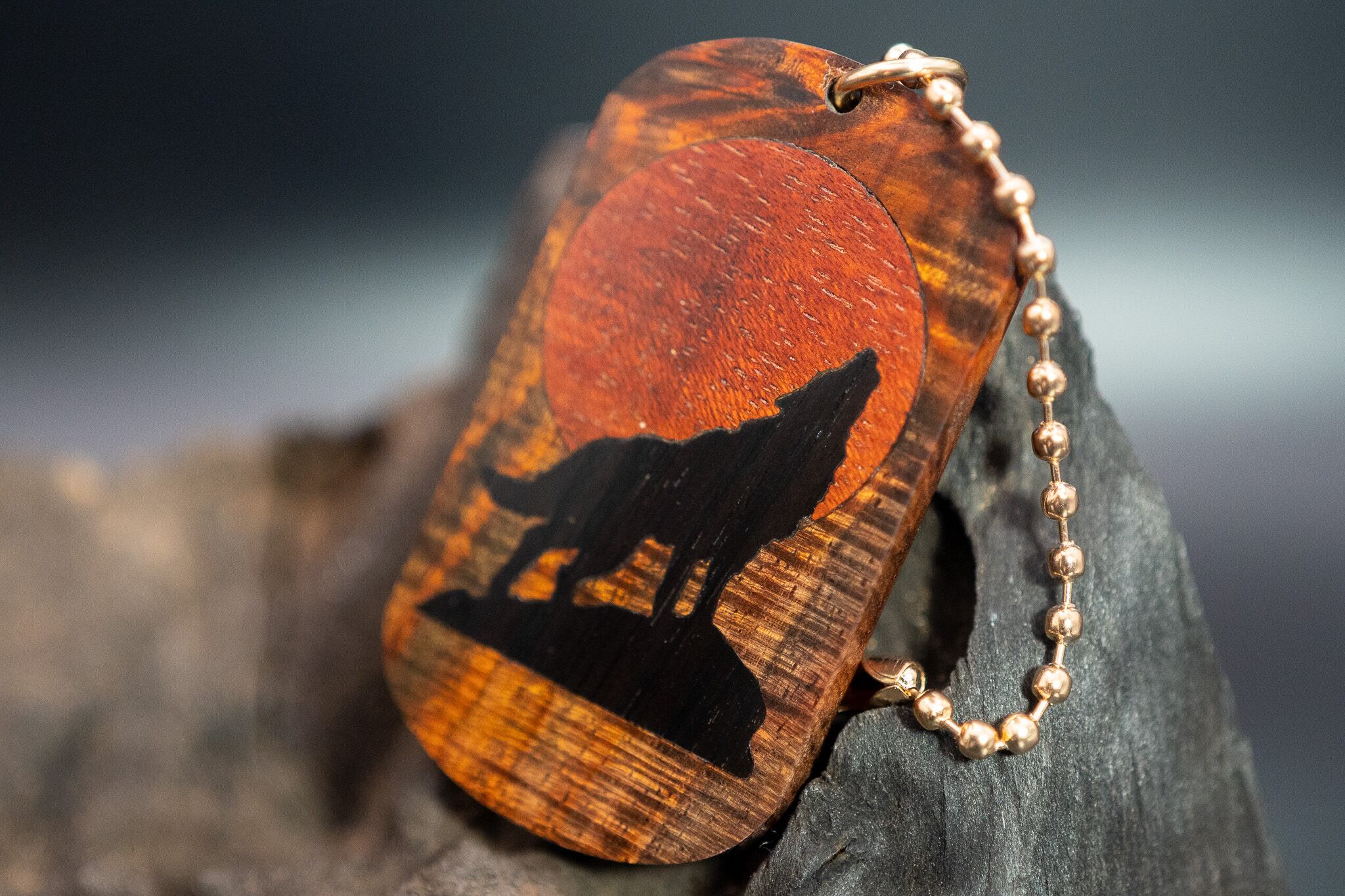 【21世紀最高峰の材】サイアミーズローズウッド マイクロカーリードッグタグ 象嵌 月と狼