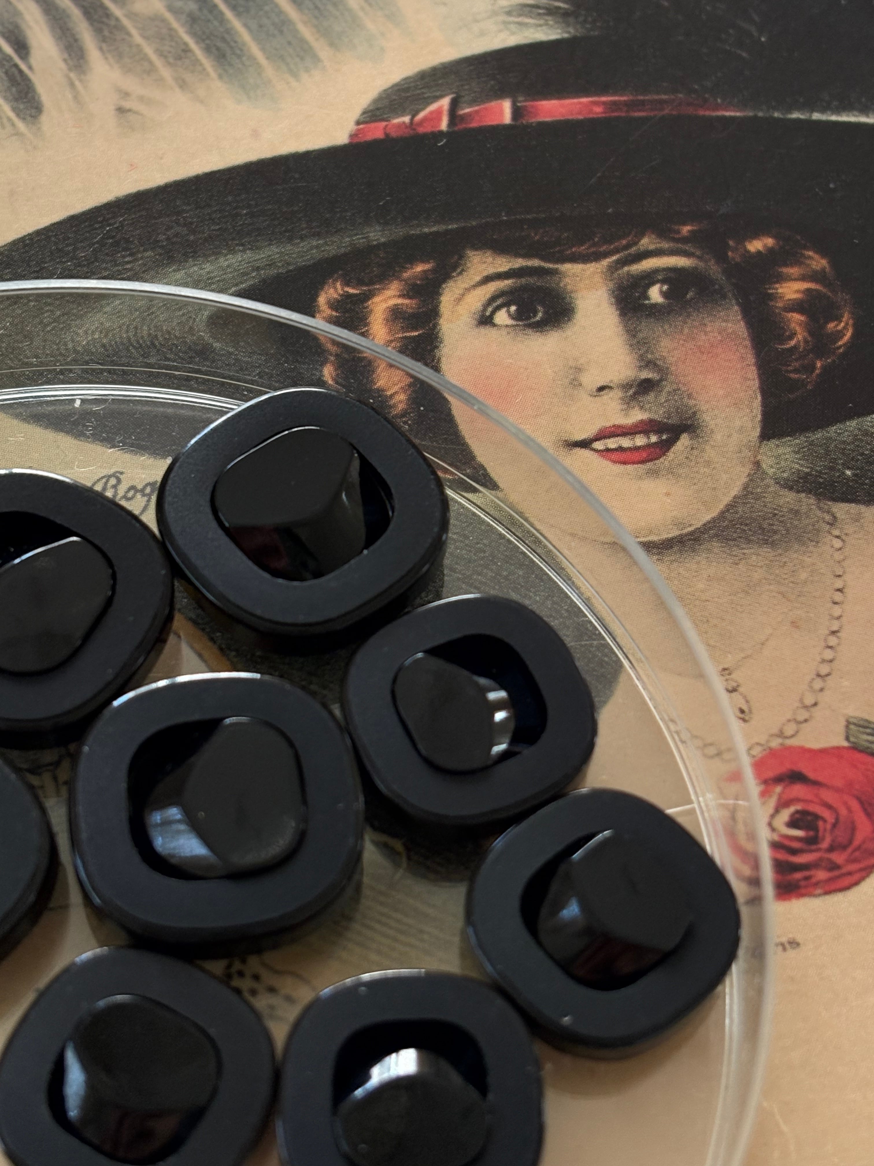 Japanese Vintage ボタン 角なしスクウェア ブラック 18mm カボション 昭和レトロ アクセサリーパーツ 装飾材 カルトナージュ