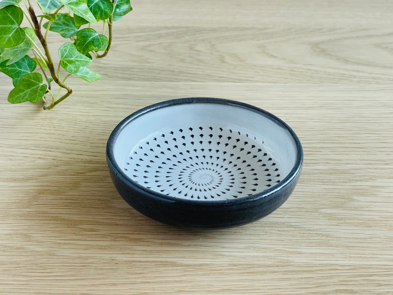 小石原焼　福嶋製陶　ふちつき豆皿　茶色とびかんな　［18-521］