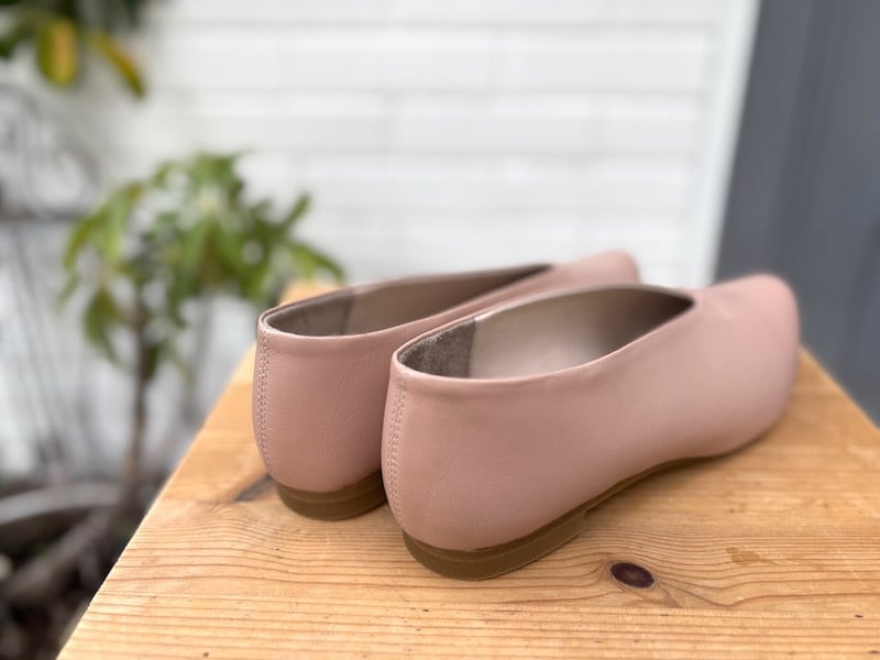 上品ピンクベージュのレザーフラットシューズ｜柔らかレザーで大人の
