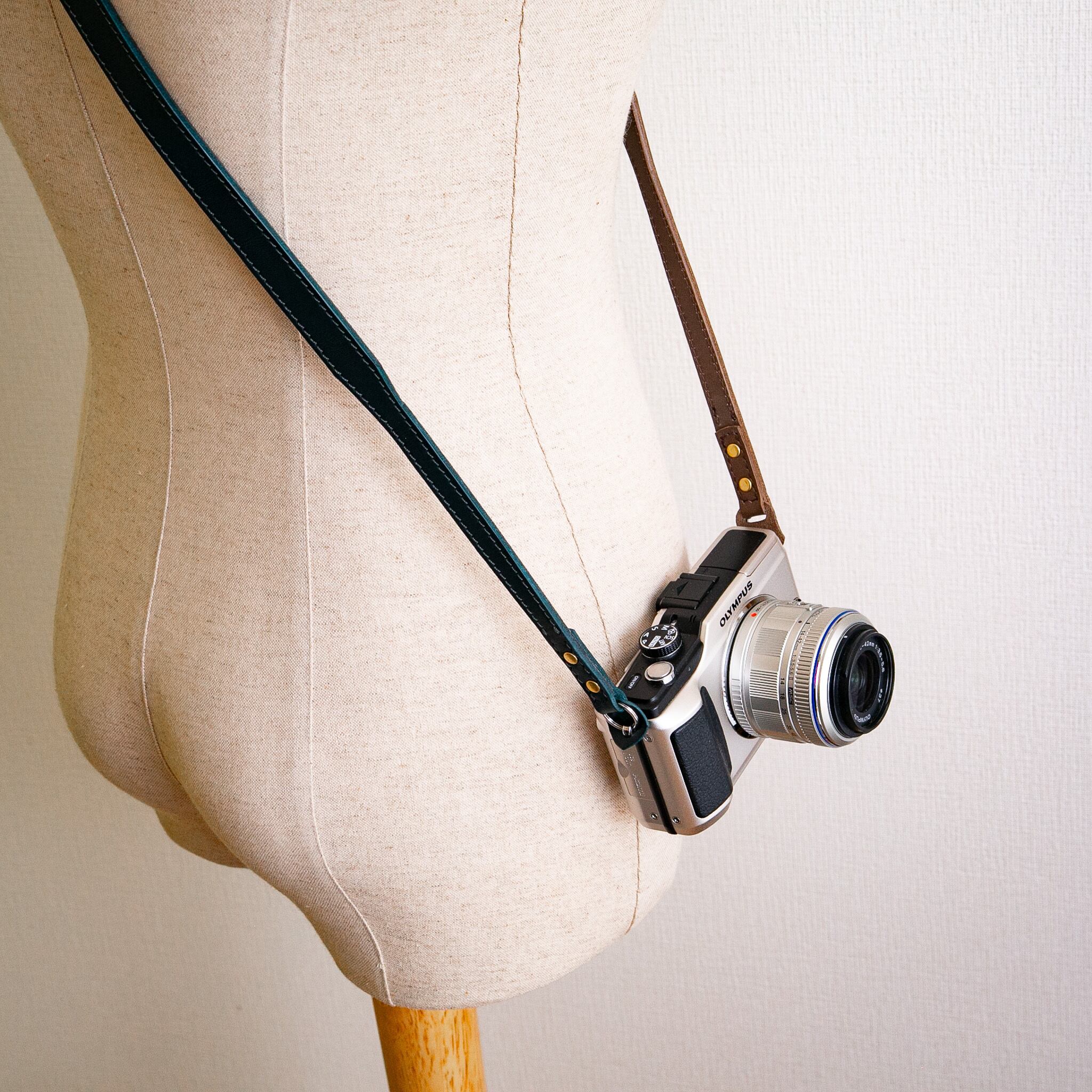 配色カスタム可】真鍮バックルのバイカラーカメラストラップ〈本革