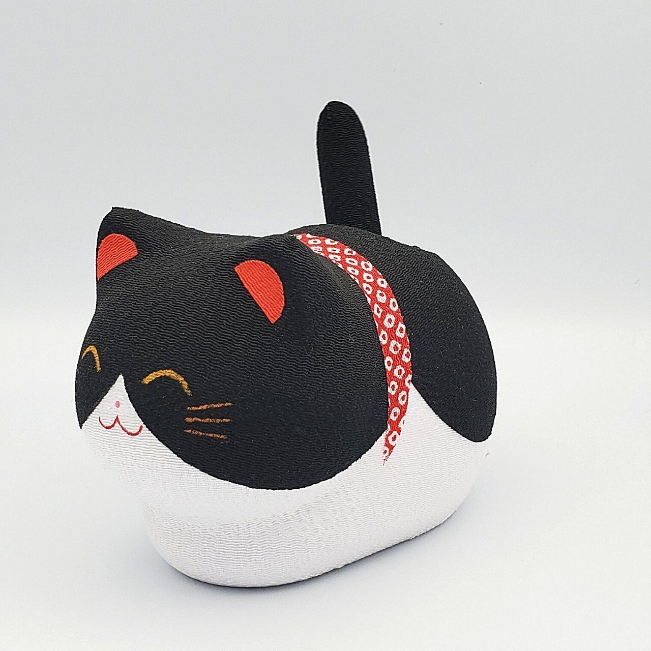 しっぽゆらゆら、ちりめんのソーラー猫(白黒)