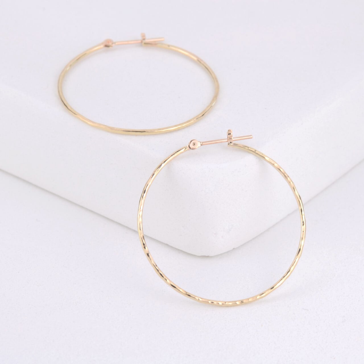 K10】30mm テクスチャーのフープピアス | HARUKA jewelry | 未来を創り