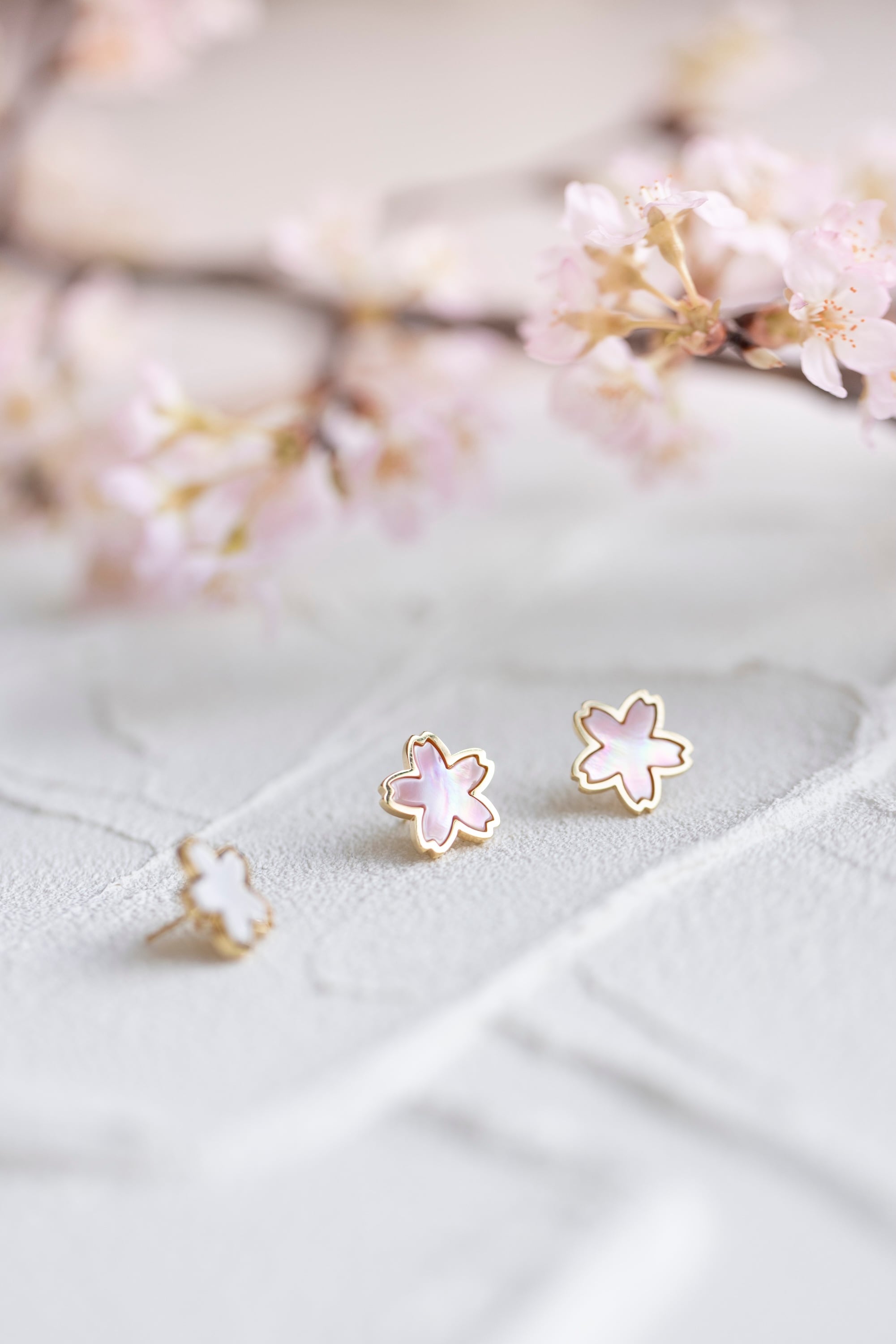 sakuradoki - 麗 - 桜ピンクシェルピアス | Tomorrow Fabric