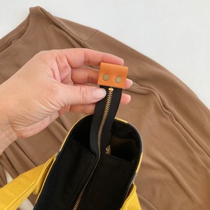 ▶︎NEW◀︎トートバッグMサイズ（高さ５㎝プラス）・ポケットいっぱい＋ファスナー開閉＋前面スマホポケット（黄色いお花）