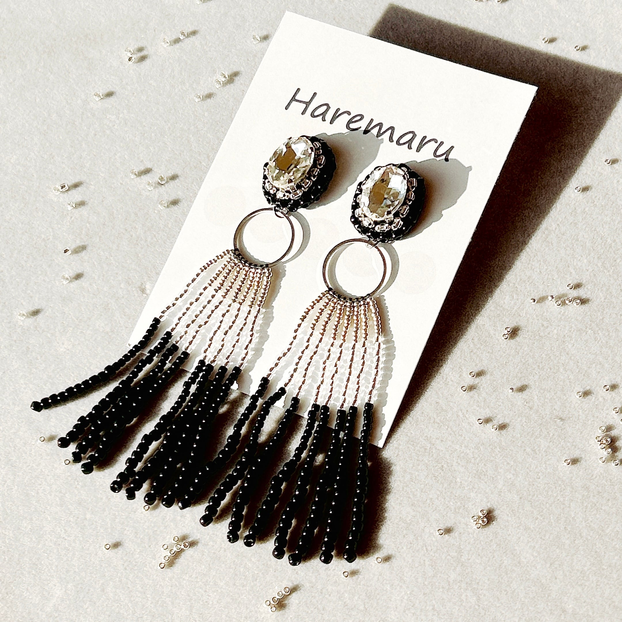 No.1187 編み込みガラスビーズのブラックピアス　ロングピアス フリルレース ガラスビーズ イヤリングorピアス(ブラック&ゴールド