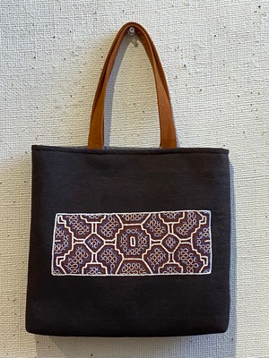 Bag40  泥染め刺繍バッグ　白と青の刺繍と裏は隠れ模様　茶色の持ち手