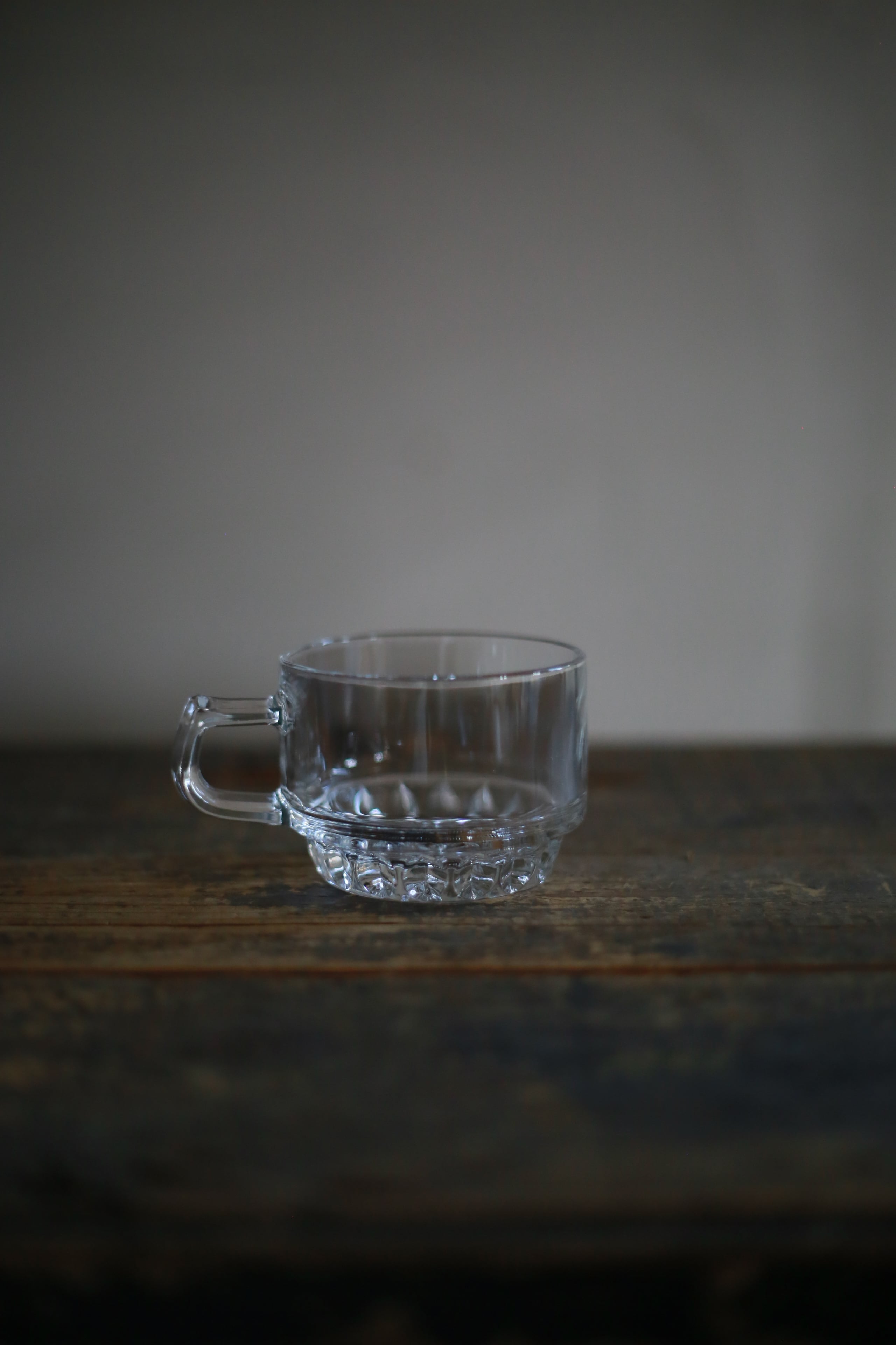 古い国産のガラスカップ