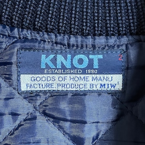 【KNOT by MIW】90s スタジャン 袖 肩 レザー 切替 アクセント tough 刺繍ロゴ ワンポイント バックロゴ 裏地キルティング L相当 ラインリブ 古着