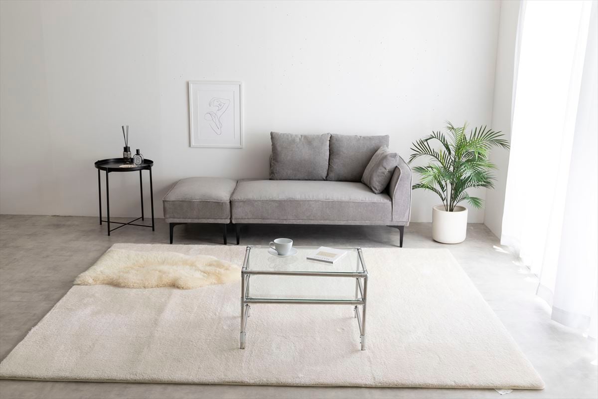 上品な光沢のコーデュロイとアイアン脚の組み合わせが美しいオットマン