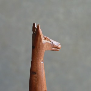 ケニヤからやってきた、木彫りのキリン